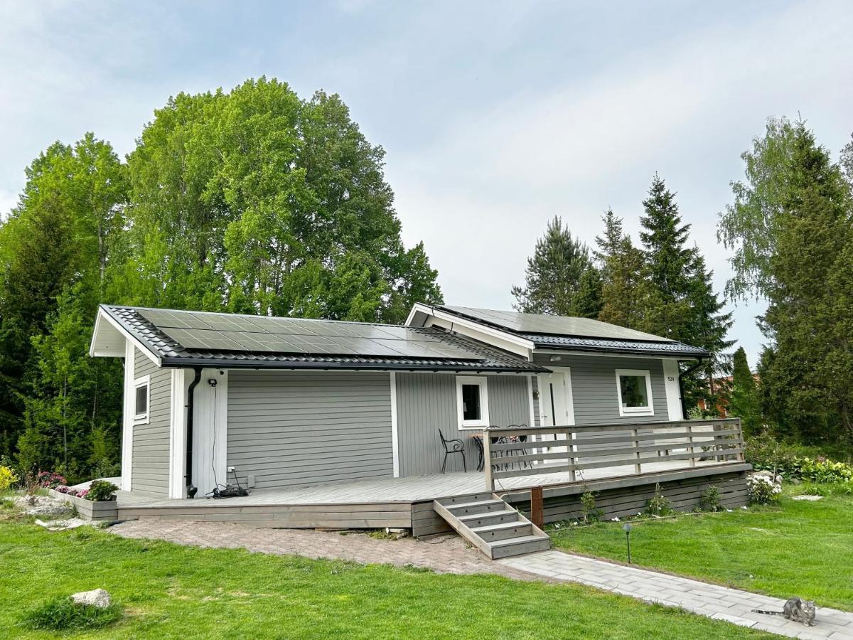 Lilla Huset - Countryside Guesthouse, Free Parking Bed & Breakfast Örebro